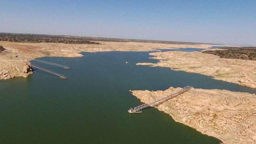 A la derecha, la manga de captación de agua de Sayagua en el embalse de Almendra.