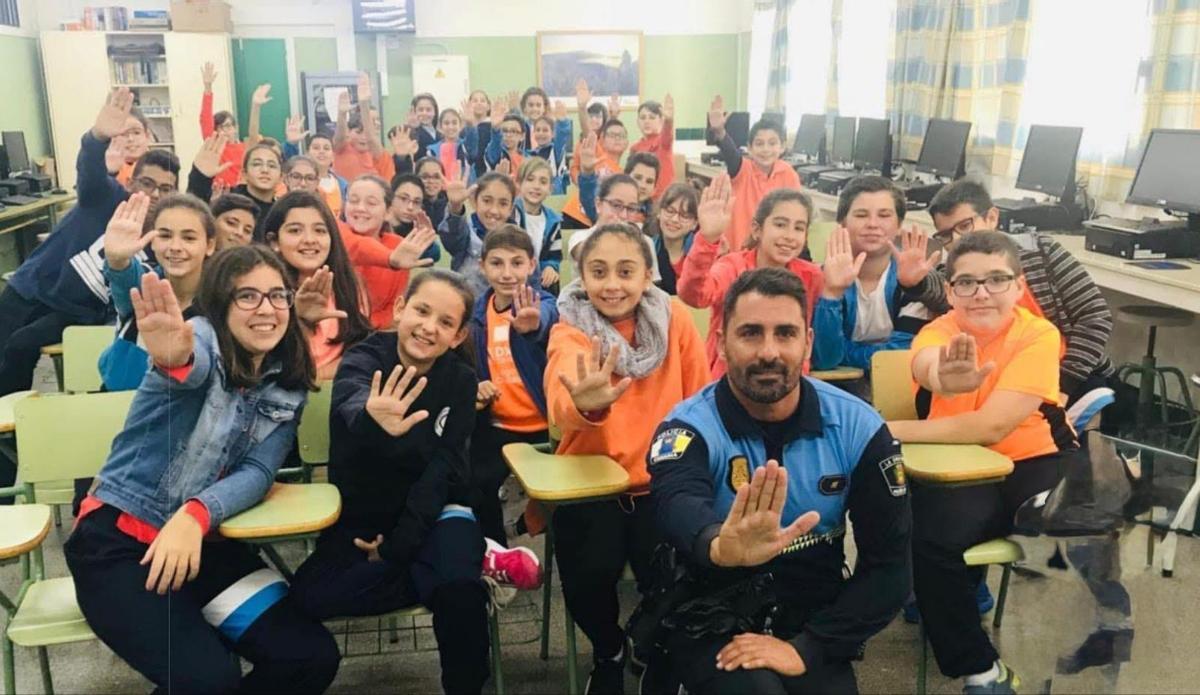 El agente tutor Marcos Val con un grupo de alumnos del CEIP Infanta Elena de La Orotava.
