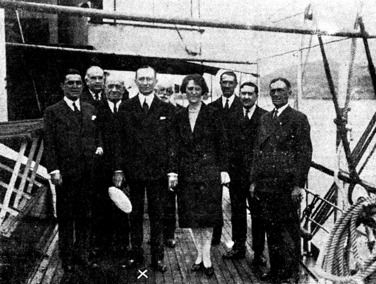 A bordo do iate “Elettra” do inventor Guillermo Marconi xunto a autoridades, en maio de 1928. Guido Paganini, á dereita da imaxe.