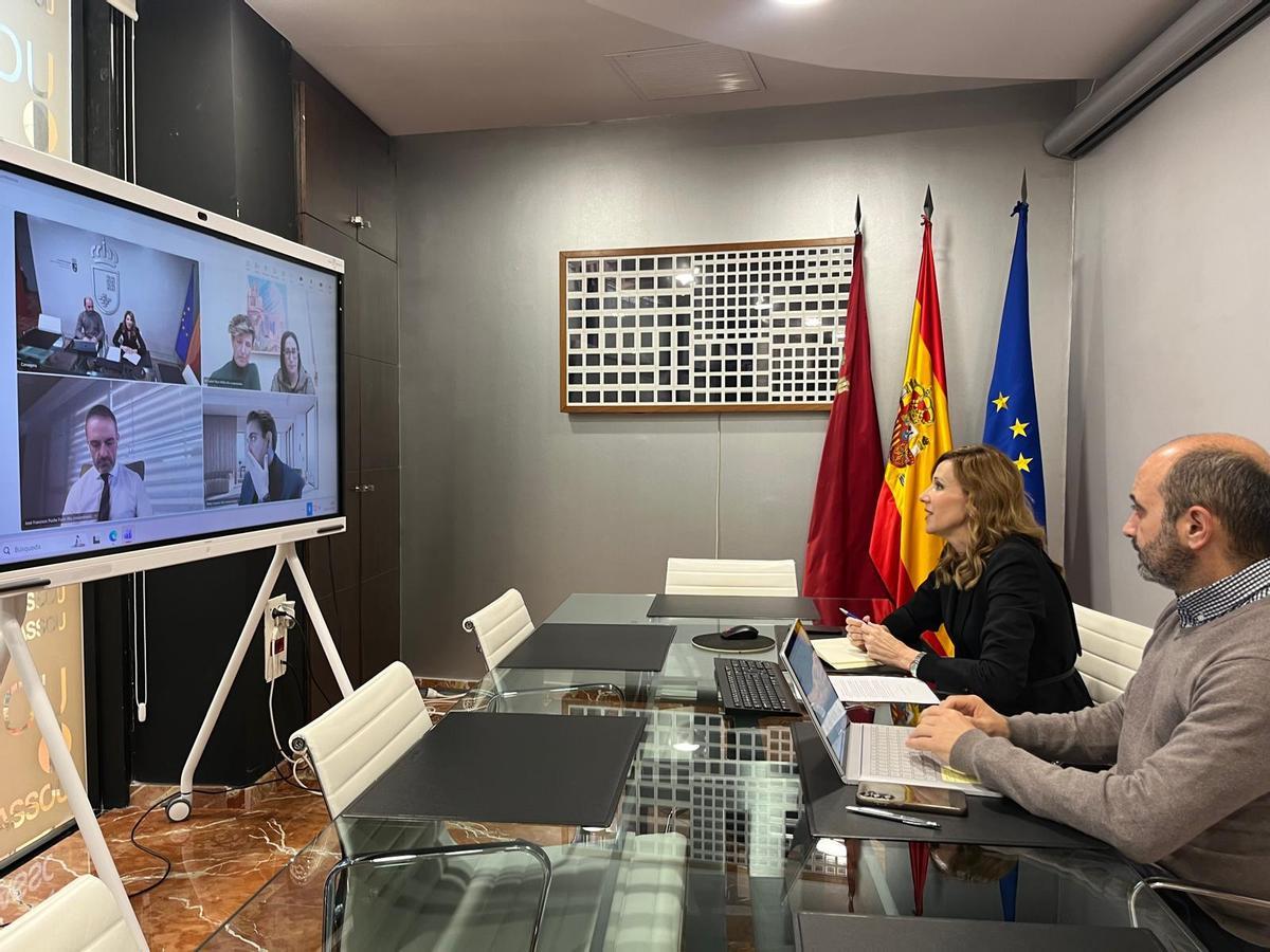 Marisa López Aragón y Joaquín Gómez, director del Info, durante la reunión.