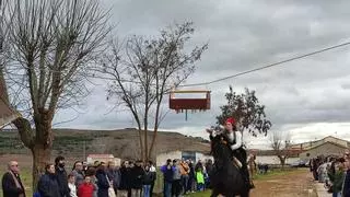 Destreza y emoción en la carrera de cintas de los quintos de Torres del Carrizal