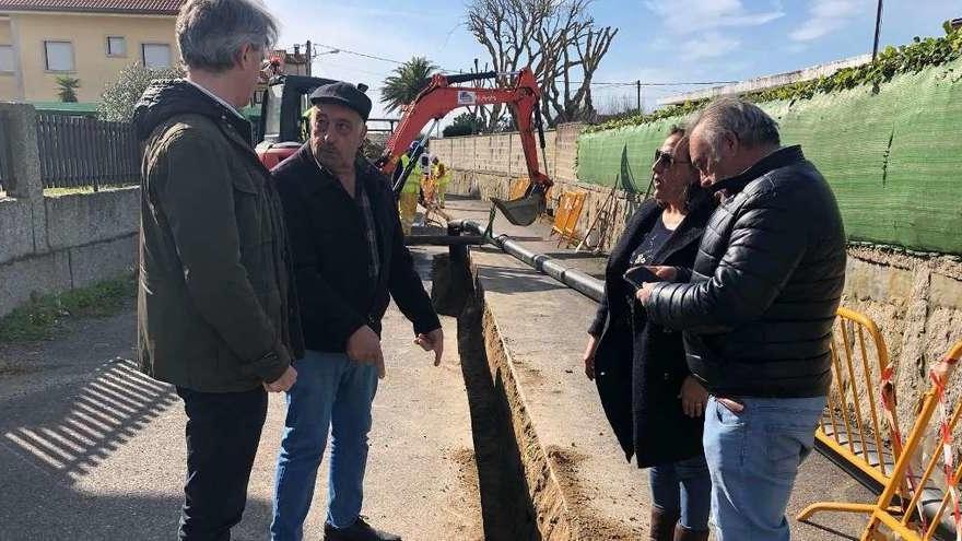 La visita del alcalde y sus concejales a las obras de abastecimiento que se ejecutan en Balea, ayer. // Muñiz