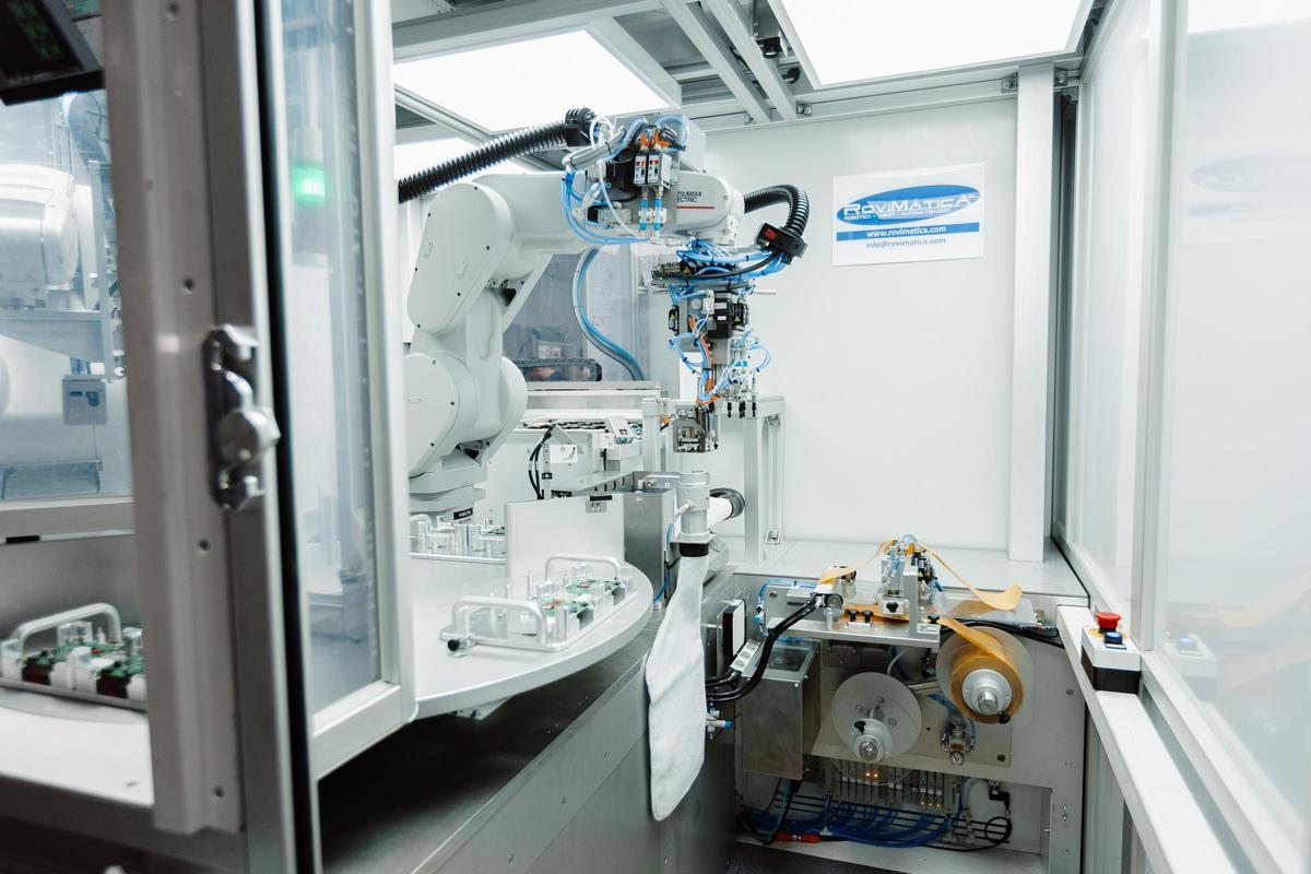 La empresa andaluza Rovimática destaca por su capacidad tecnológica para crear equipos y sistemas de robotización y automatización. En la imagen, su célula robotizada que empaqueta en 'blisters' placas electrónicas y que incluye un sistema de control de calidad por visión artificial.