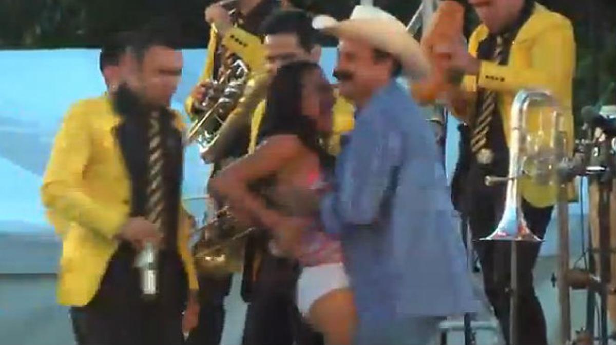Un alcalde de México levanta la falda a una joven durante una fiesta