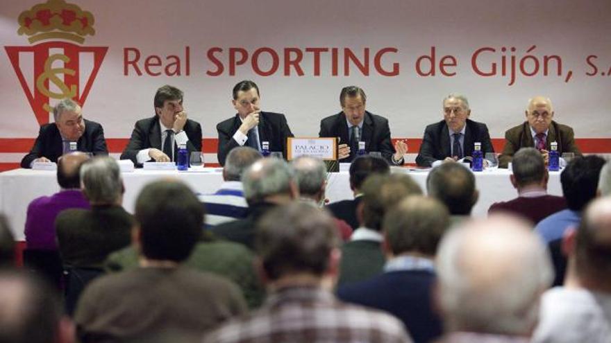 Por la izquierda, Mariano Fernández Prendes, el notario Ángel Aznárez, Alfredo García Amado, Manuel Vega-Arango, Antonio Veiga y Amador Yenes, durante una junta de accionistas.