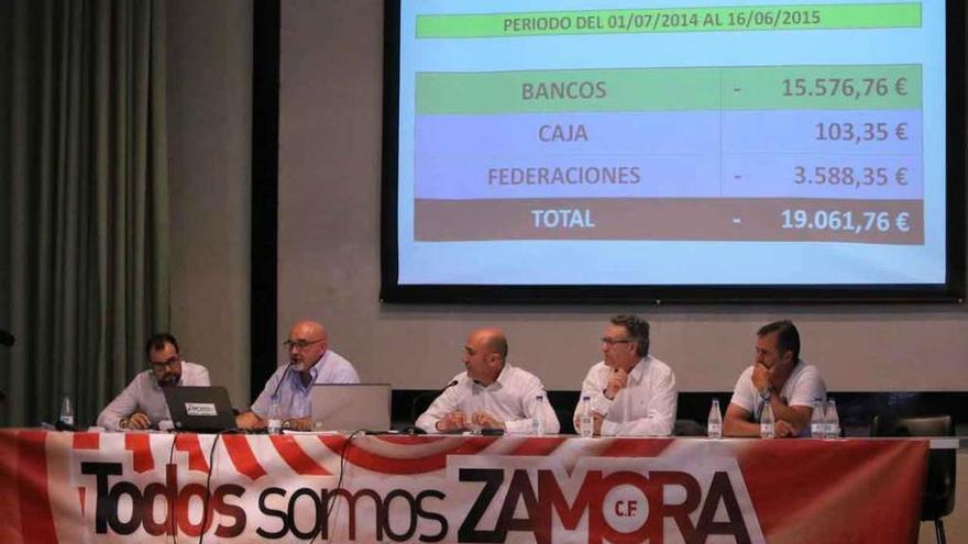 Los directivos del Zamora CF, durante la última asamblea.