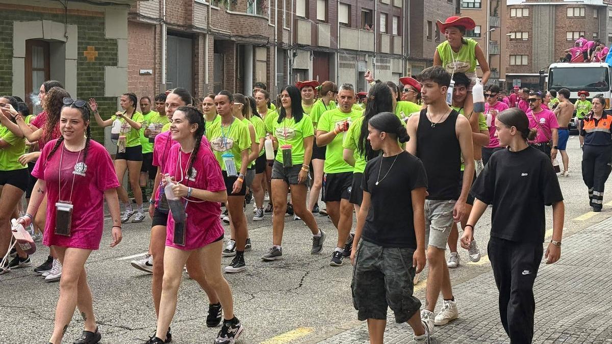 Integrantes de varias peñas durante la jira de Pola de Laviana.