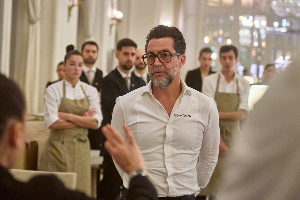 El chef Quique Da Costa junto a su equipo.