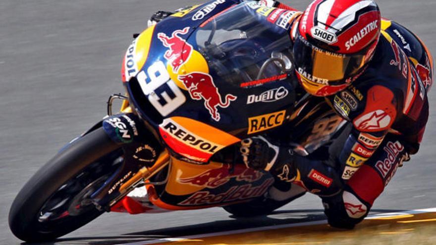 El piloto español de 125 cc Marc Márquez pilota su moto durante los entrenamientos libres realizados en el circuito de Sachsenring, en la localidad alemana de Hohenstein.