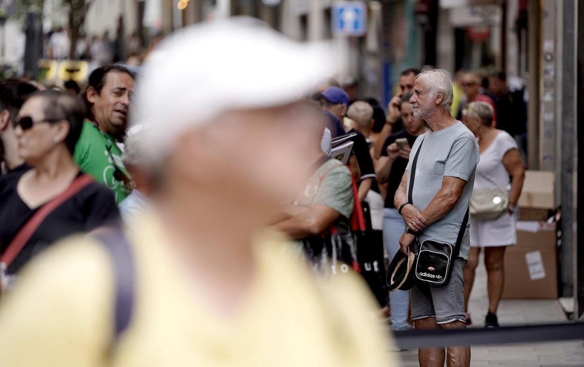 Personas mayores paseando por el centro de la ciudad