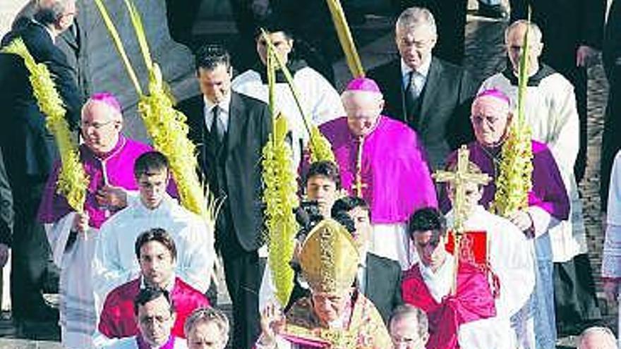 Benedicto XVI utilizó por primera vez en esta procesión el «papamóvil».