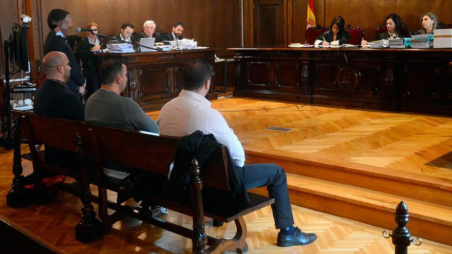 El jefe de ECO declara en presencia de los dos agentes (sentados, a la izquierda) acusados de filtrar datos al enlace del narco (dcha.). // R.V.