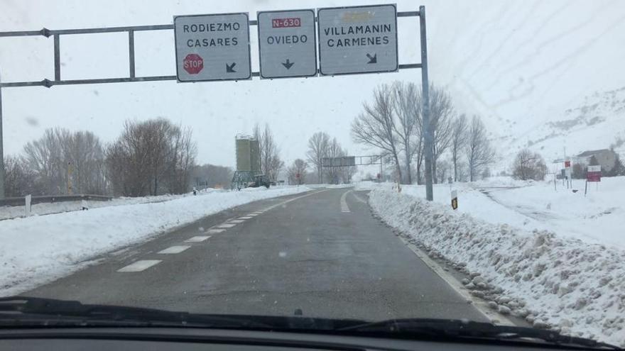 Temporal de nieve, este martes, en el puerto de Pajares