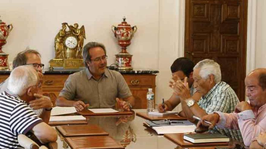 Reunión entre la AA VV de Pinilla y el equipo de Gobierno.