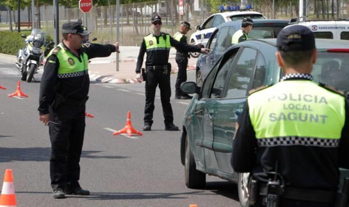 Agentes de tráfico, en un control.