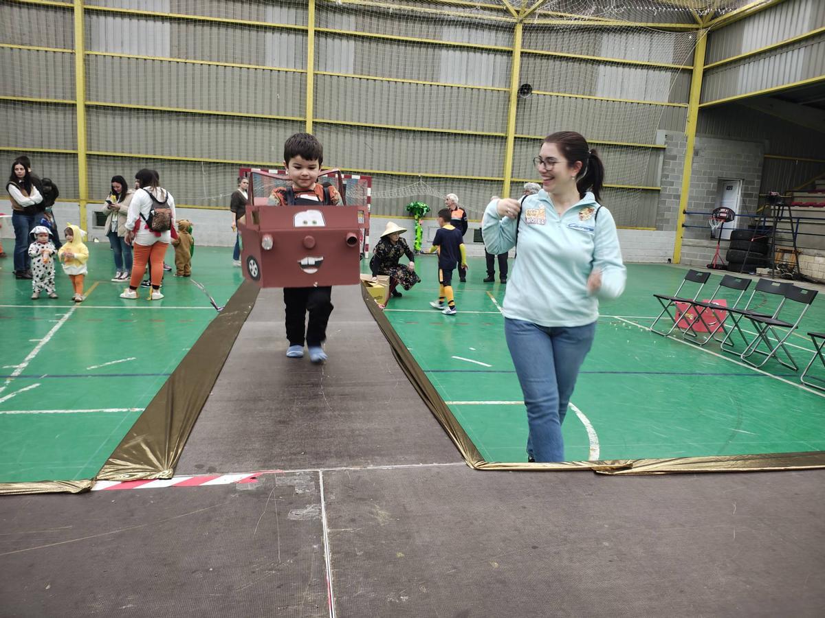 EN IMÁGENES: Salas y Láneo celebran el carnaval con un desfile de disfraces y un concurso de casadiellas