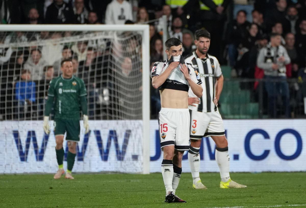 Gerenabarrena, con Brignani y Matthys al fondo, tras un gol del Racing al Castellón.