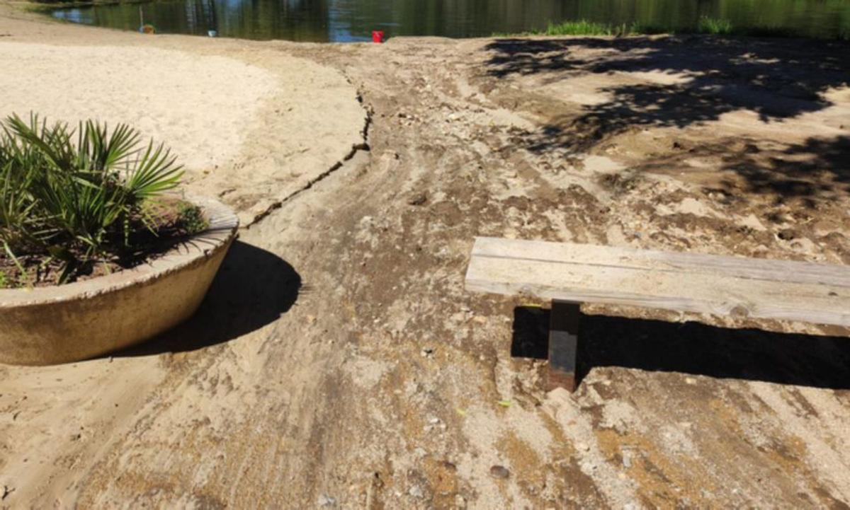 Destrozos en la zona de baño de La Tablada, en Santibáñez. | E. P.