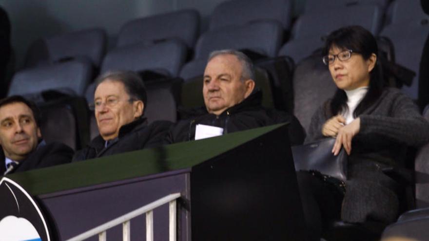 Layhoon, durante el encuentro, ayer en el palco de Mestalla.