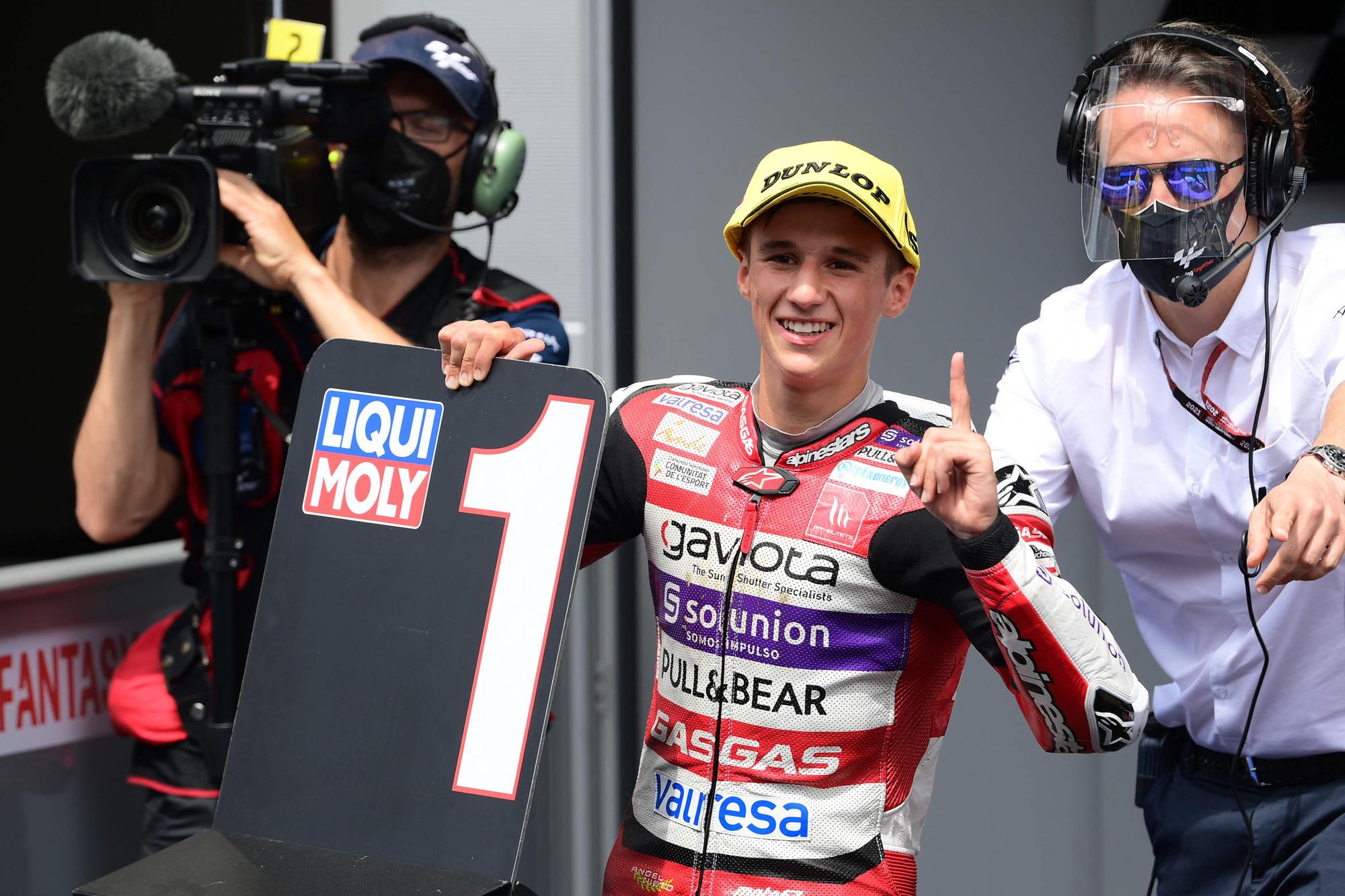 El piloto Sergio García del equipo Gas Gas celebra su triunfo en la carrera de moto 3 del GP de Catalunya