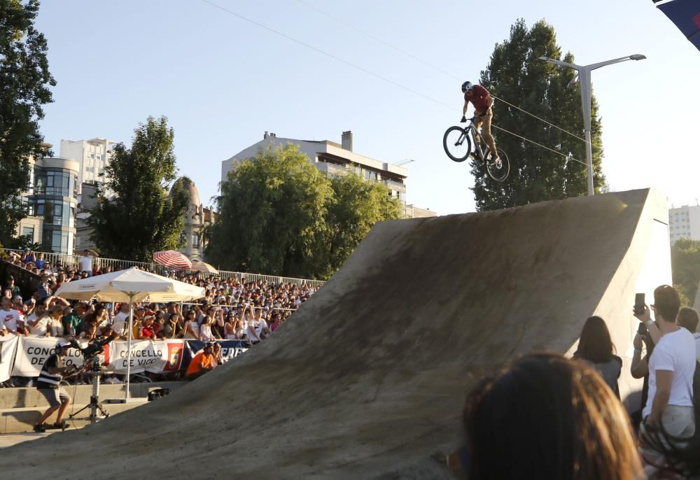 Miles de personas disfrutan en el Náutico de Vigo de las numerosas pruebas de deporte urbano que se disputan en O Marisquiño.