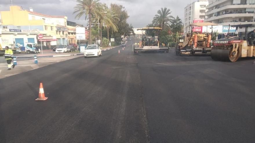 Operarios actúan en una de las avenidas que dan acceso al núcleo urbano de Marbella.