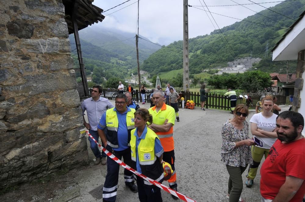 Un argayo obliga a desalojar un pueblo en Lena