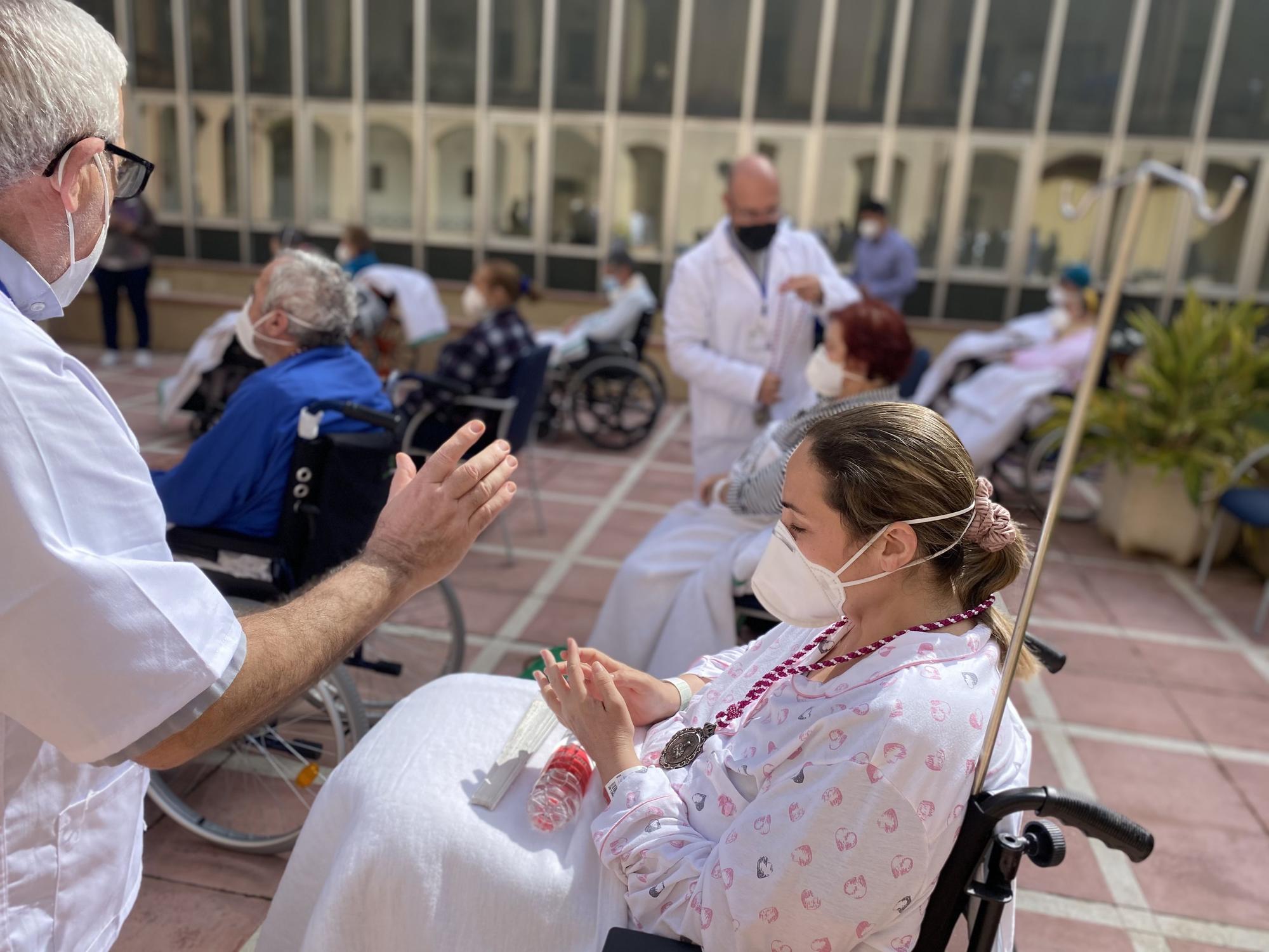 El Cautivo y la Trinidad visitan a los pacientes del Hospital Civil