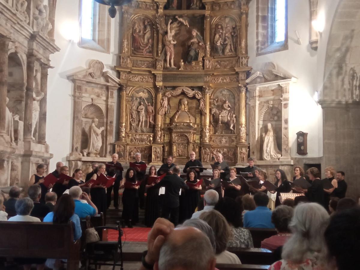 Lleno en la Colegiata de Salas en el concierto del Coro de Cámara de Madrid.