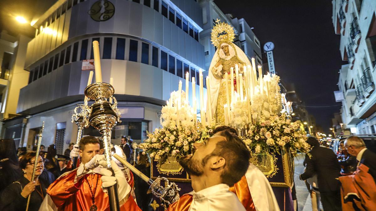 Procesión de la Virgen de la Victoria en Torrevieja, municipio que cuenta con el museo de Semana Santa “Tomás Valcárcel Deza”. 