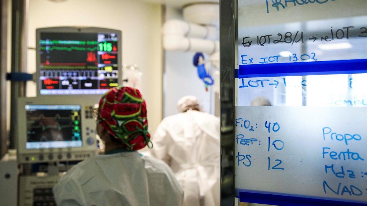 Sanitarios en el interior de la UCI de un hospital.