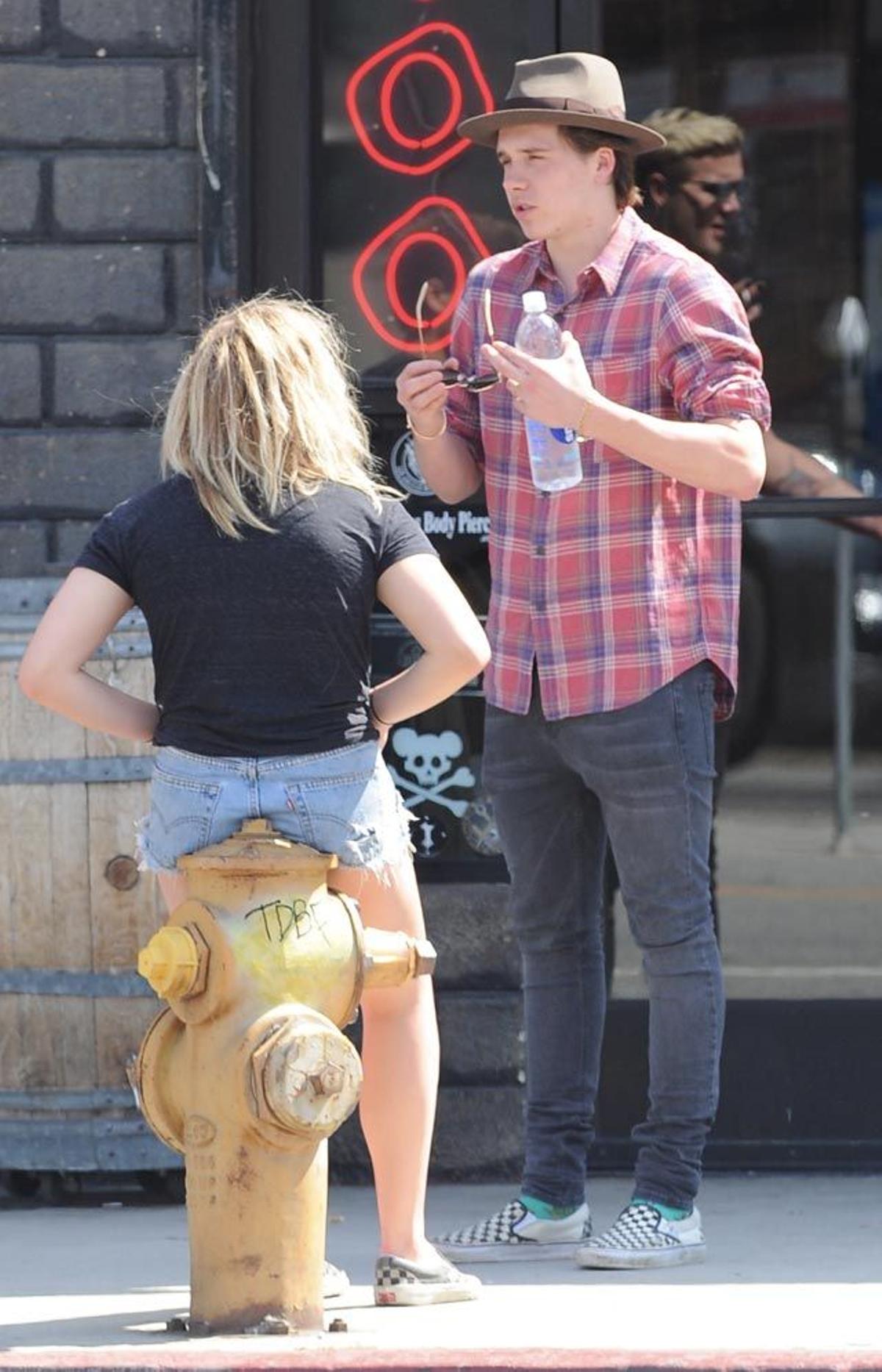 Brooklyn Beckham sigue hablando con Chloe Moretz