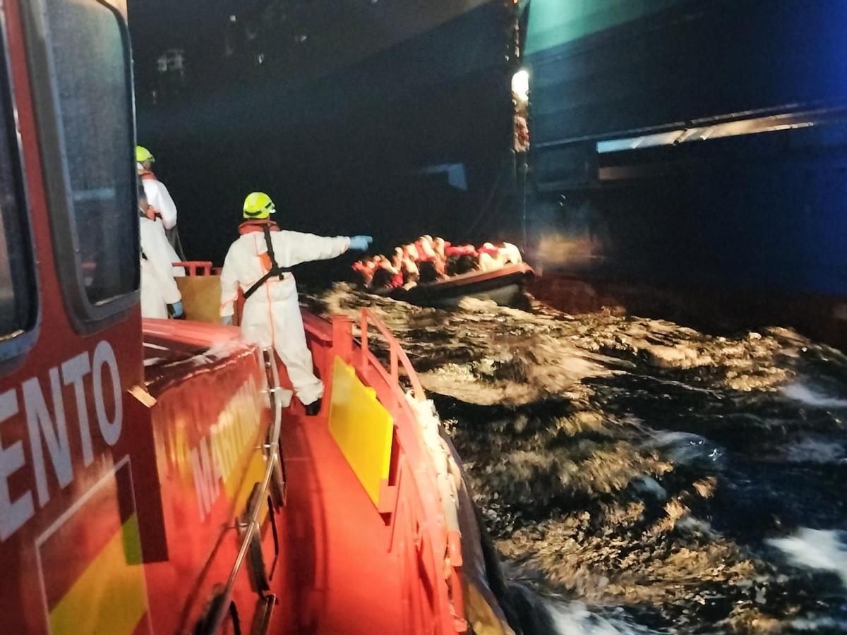 Rescatadores de Salvamento frente a una patera.