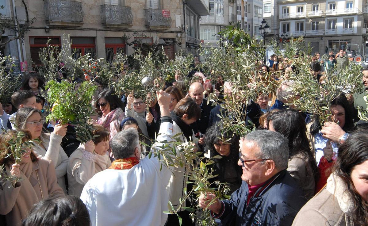 Ortigueira imparte la bendición rodeado de fieles. | BERNABÉ/JAVIER LALÍN