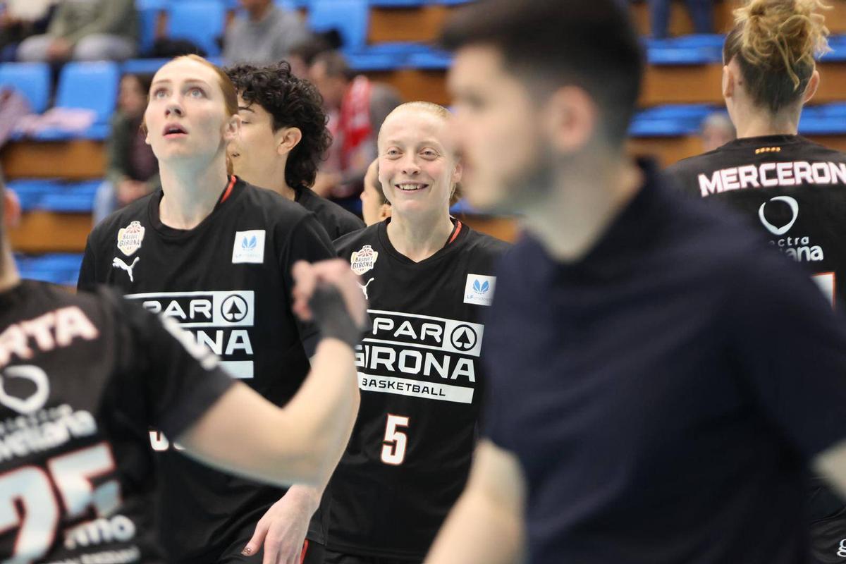 Las jugadoras del Spar Girona, con Klara Holm en el centro.