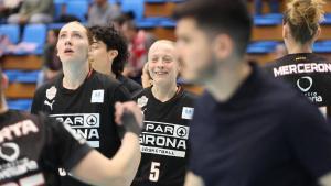 Las jugadoras del Spar Girona, con Klara Holm en el centro.
