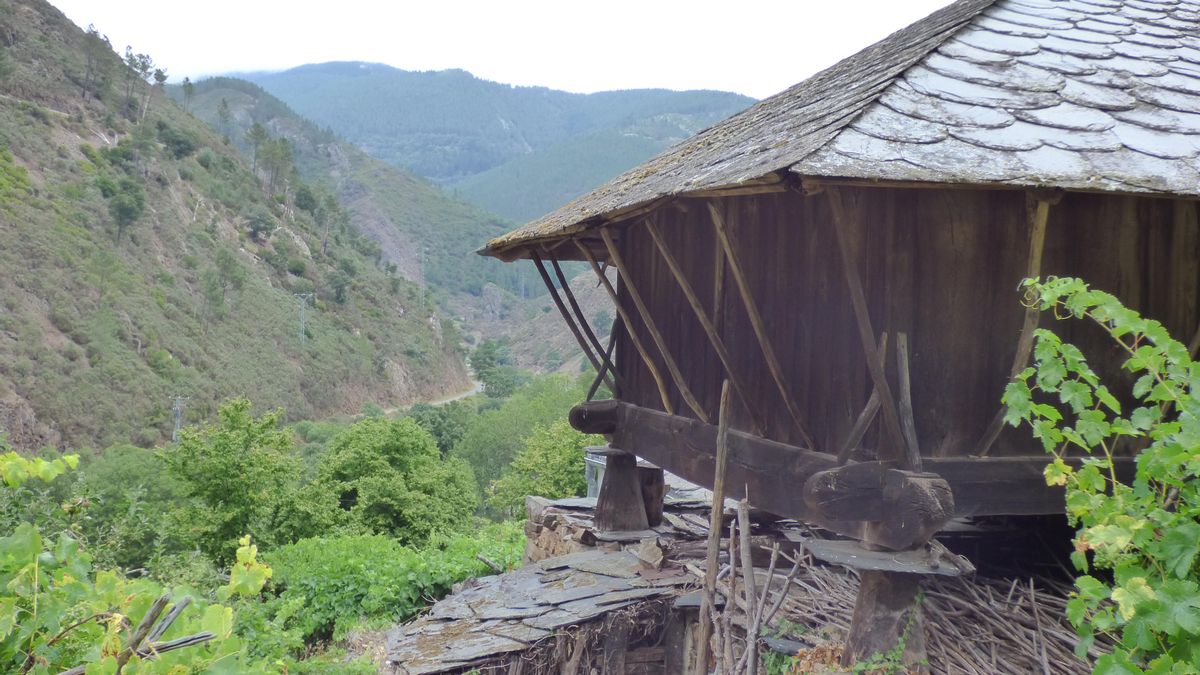 Pueblos guapos de Asturias: Riodeporcos (Ibias), al que se llega cruzando un puente