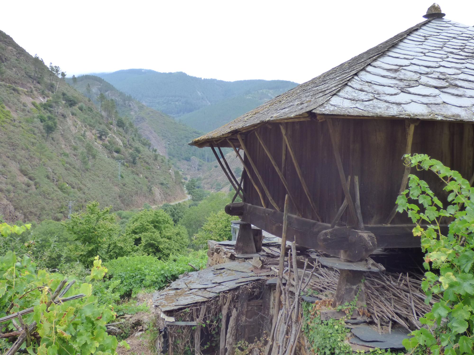 Pueblos guapos de Asturias: Riodeporcos (Ibias), al que se llega cruzando un puente