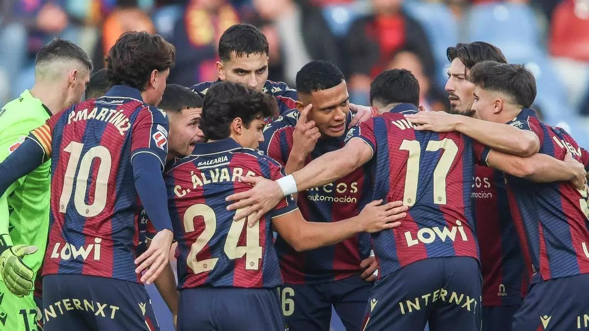 Los futbolistas del Levante UD celebran un gol.