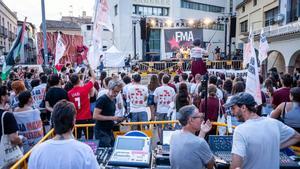 Puigmercadal, ayer, con la mesa de sonido a punto para los primeros conciertos