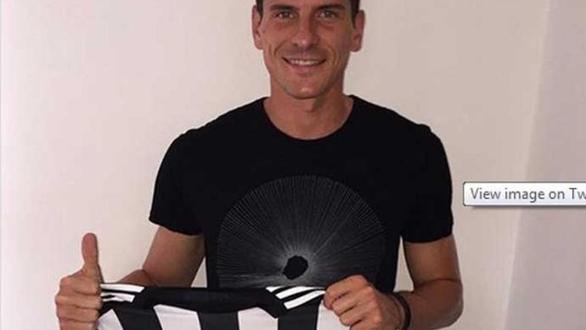 Mario Gómez con la camiseta del Besiktas