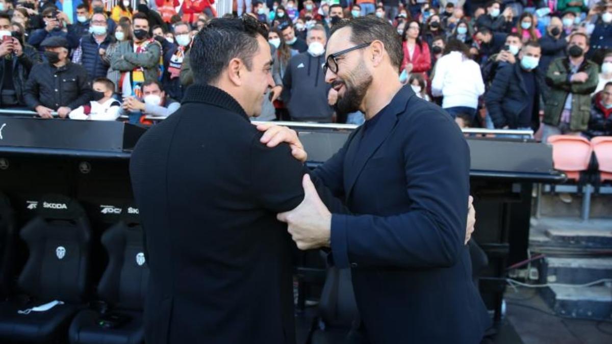 Bordalás saluda a Xavi Hernández en el duelo de La Liga