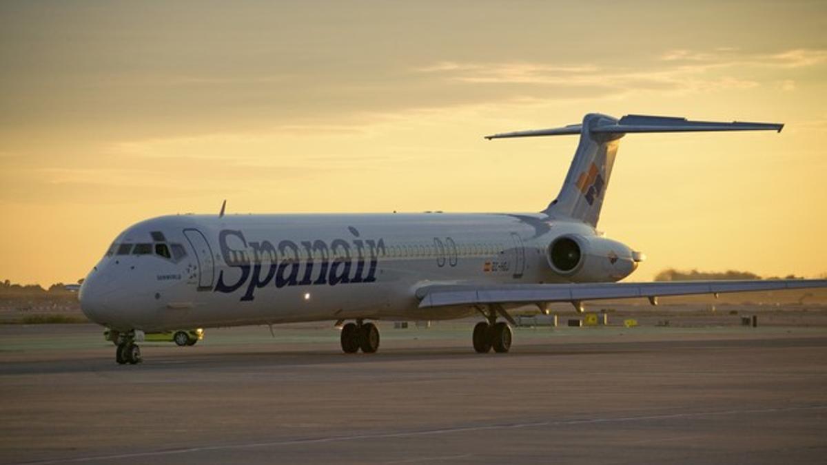 Un avión de Spanair, en el aeropuerto de El Prat.