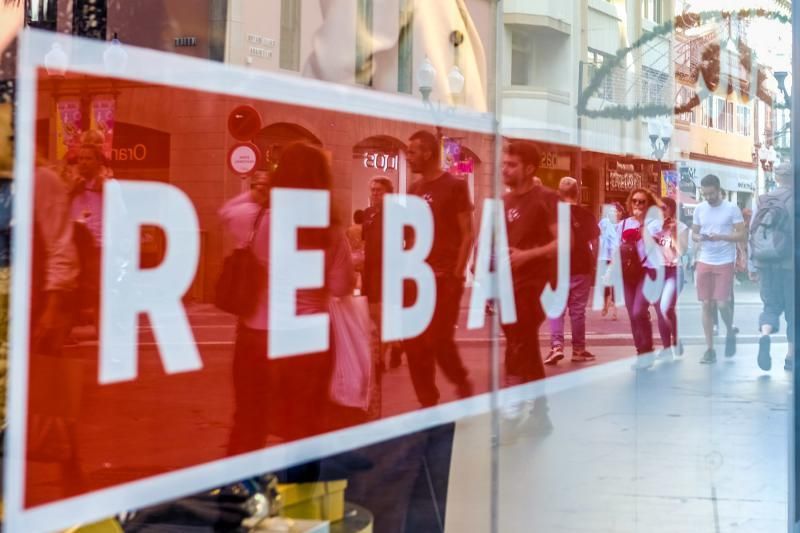 Carteles de rebajas ya en algunos comercios