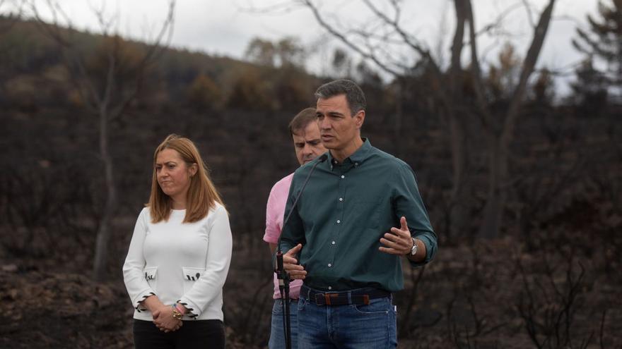 Pedro Sánchez habla desde la zona del incendio, acompañado de la delegada del Gobierno, Virginia Barcones, y del alcalde de Otero de Bodas, David Ferrero. | Emilio Fraile