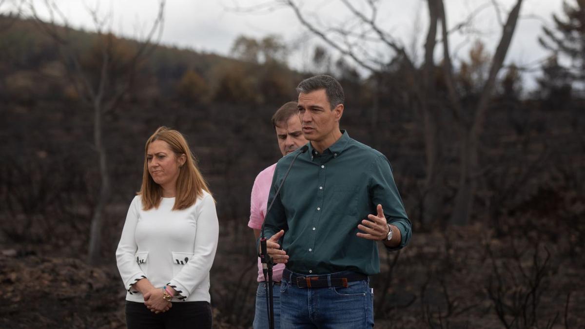 Pedro Sánchez habla desde la zona del incendio, acompañado de la delegada del Gobierno, Virginia Barcones, y del alcalde de Otero de Bodas, David Ferrero. | Emilio Fraile