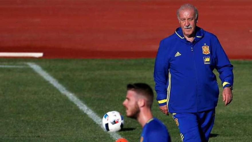 Del Bosque, detrás de De Gea en el entrenamiento de ayer.