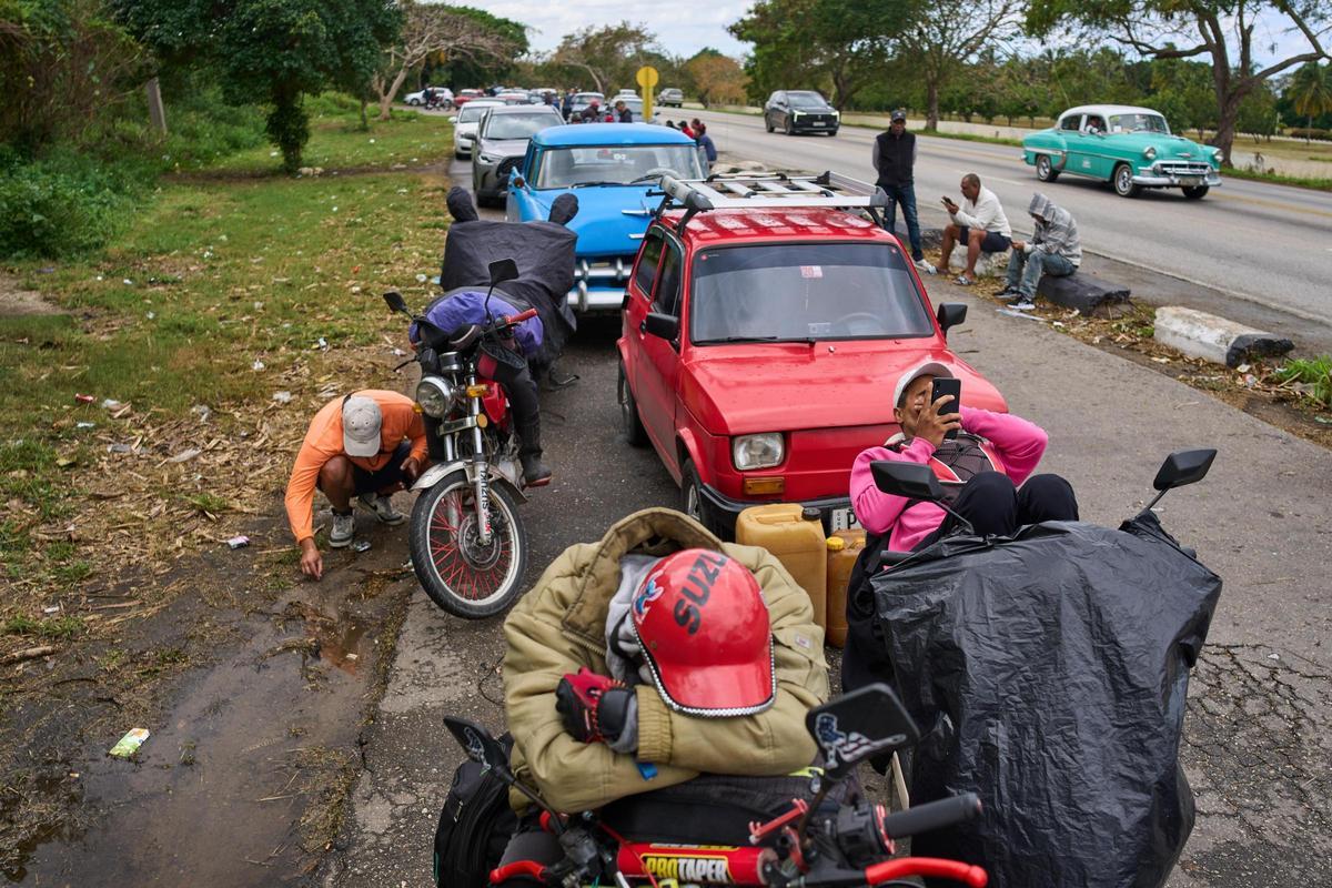 Conductores esperando a repostar en una gasolinera en Bacuranao, cerca de La Habana, este viernes.
