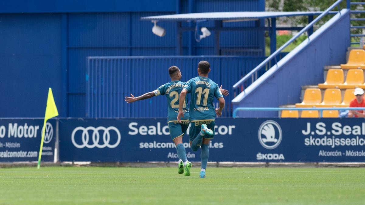 Los jugadores de la UD Las Palmas celebran el gol