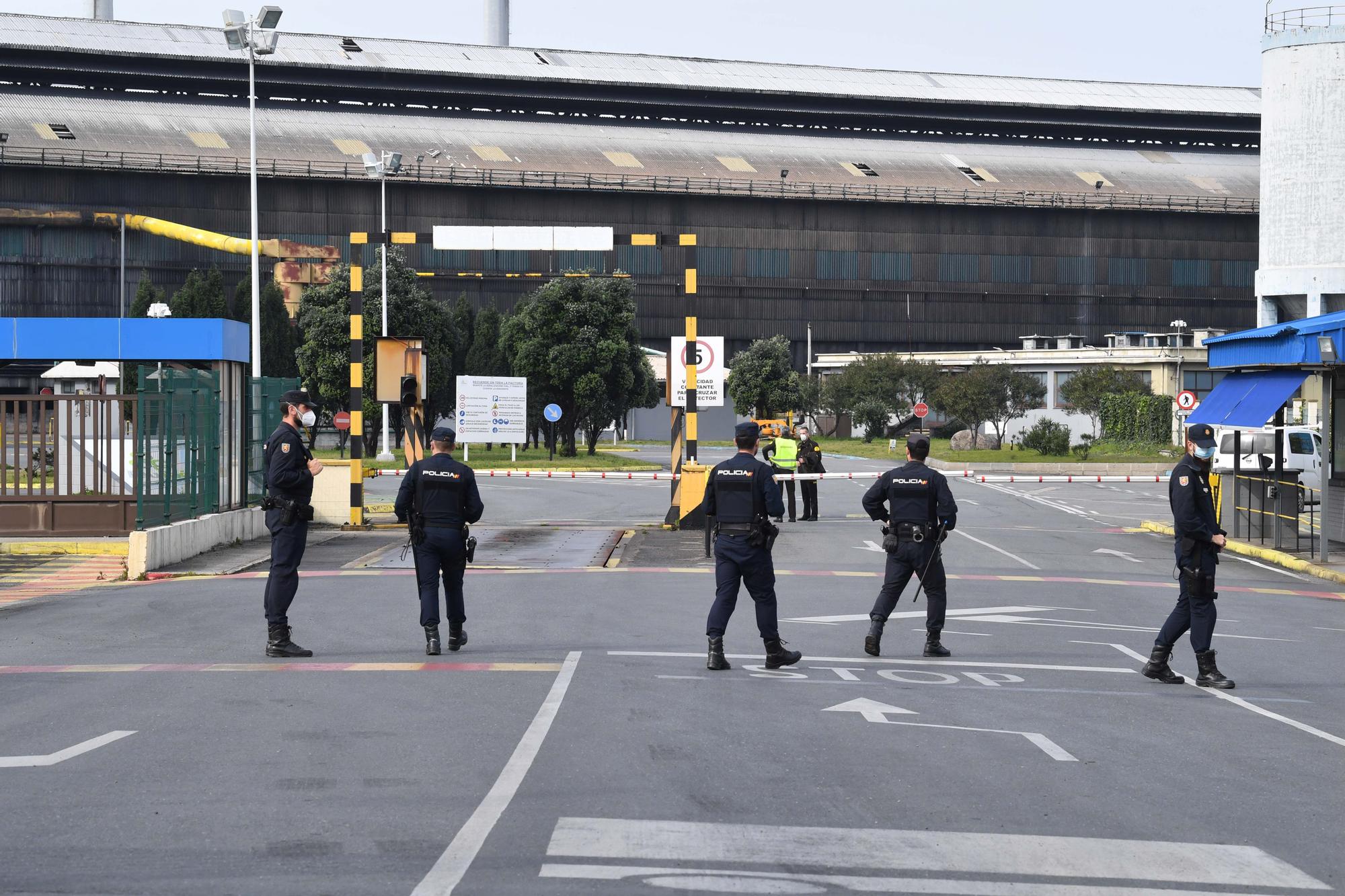 Registro policial en la fábrica de Alú Ibérica